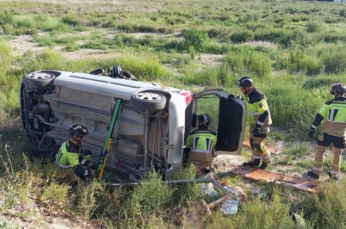 MURCIA.-Sucesos.- Un hombre de 74 años resulta herido al volcar su vehículo en la RM-B8, en Lorquí