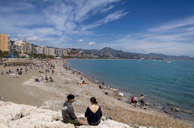 La playa, refugio para el calor en Málaga