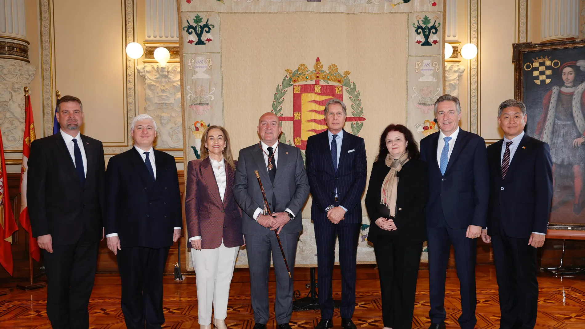 El alcalde de Valladolid, Jesús Julio Carnero, recibe a embajadores de siete países