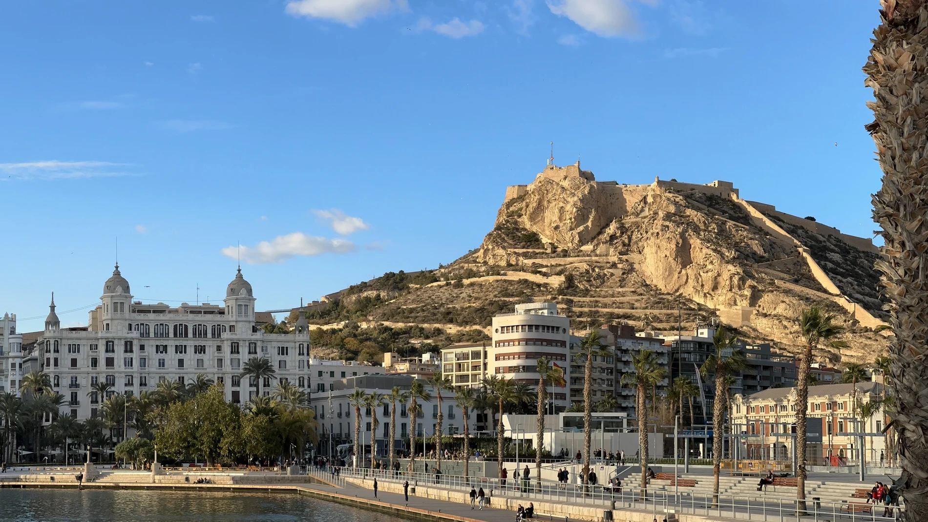 El Colegio Público San Roque de Alicante está en las faldas del Castillo de Santa Bárbara