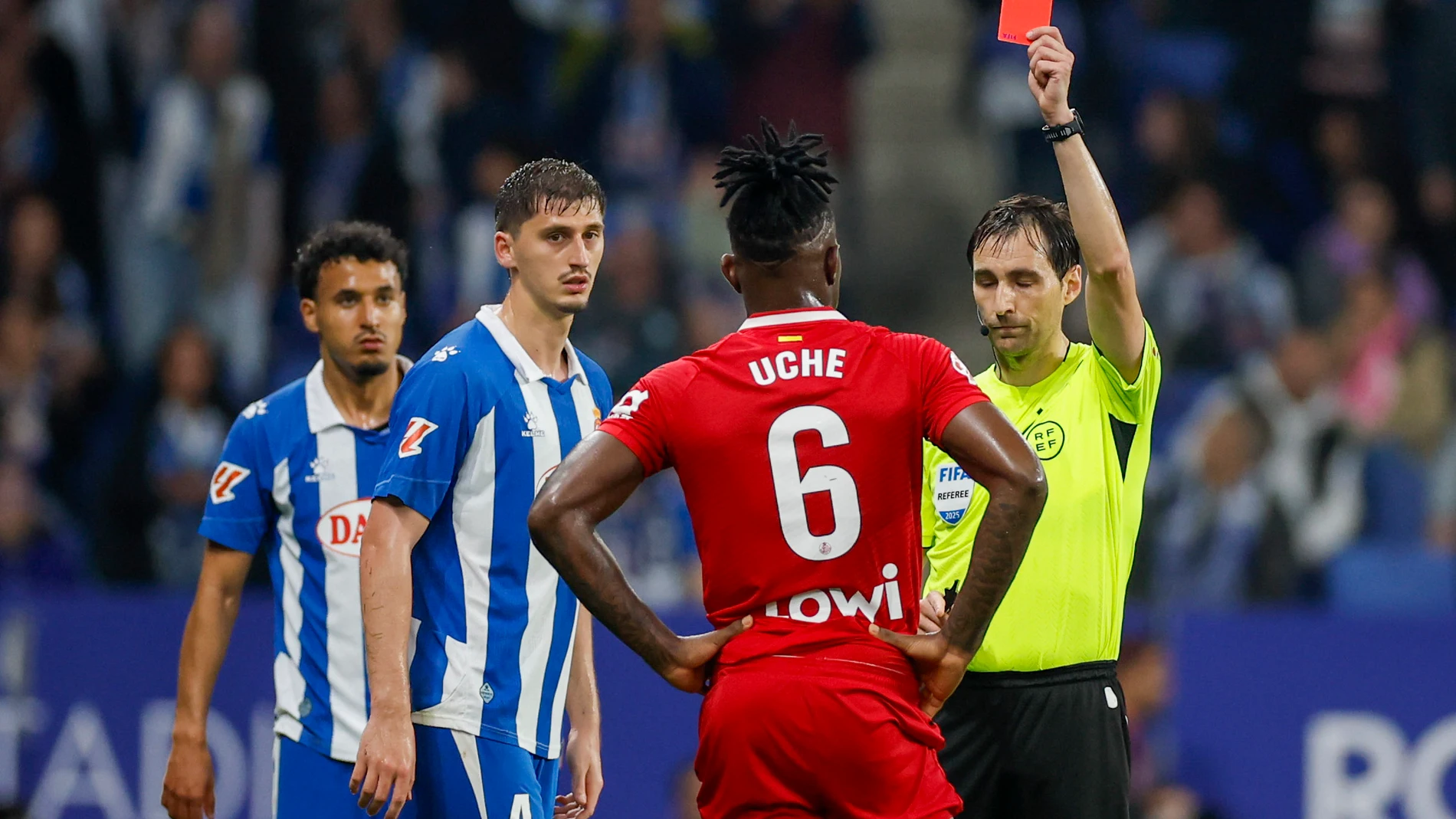 BARCELONA, 18/04/2025.- El colegiado De Burgos Bengoechea muestra tarjeta roja al nigeriano del Getafe, Christantus Uche, durante el partido de la jornada 32 de LaLiga EA Sports, entre el RCD Espanyol y el Getafe, en el RCDE Stadium de Barcelona. EFE/ Alberto Estévez