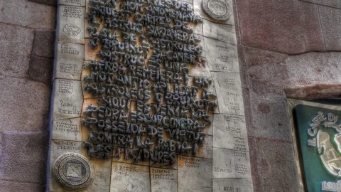 Una de las placas conmemorativas que Ricard Bru, alquimista, médium e hipnólogo, instaló en los años 80 para rendir homenaje a la historia mágica y esotérica de esta calle