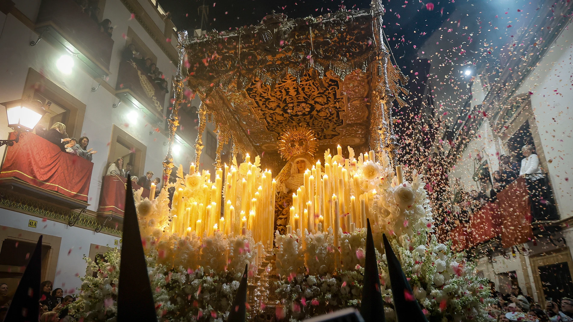SEVILLA, 18/04/2025.- La Virgen Esperanza de Triana de la Hermandad Sacramental del Stmo. Cristo de la Tres Caídas y Nuestra Señora de la Esperanza recorre las calles de Triana tras su salida de la Capilla de los Marineros para su estación de penitencia en La Madrugá esta noche en Sevilla. EFE/José Manuel Vidal