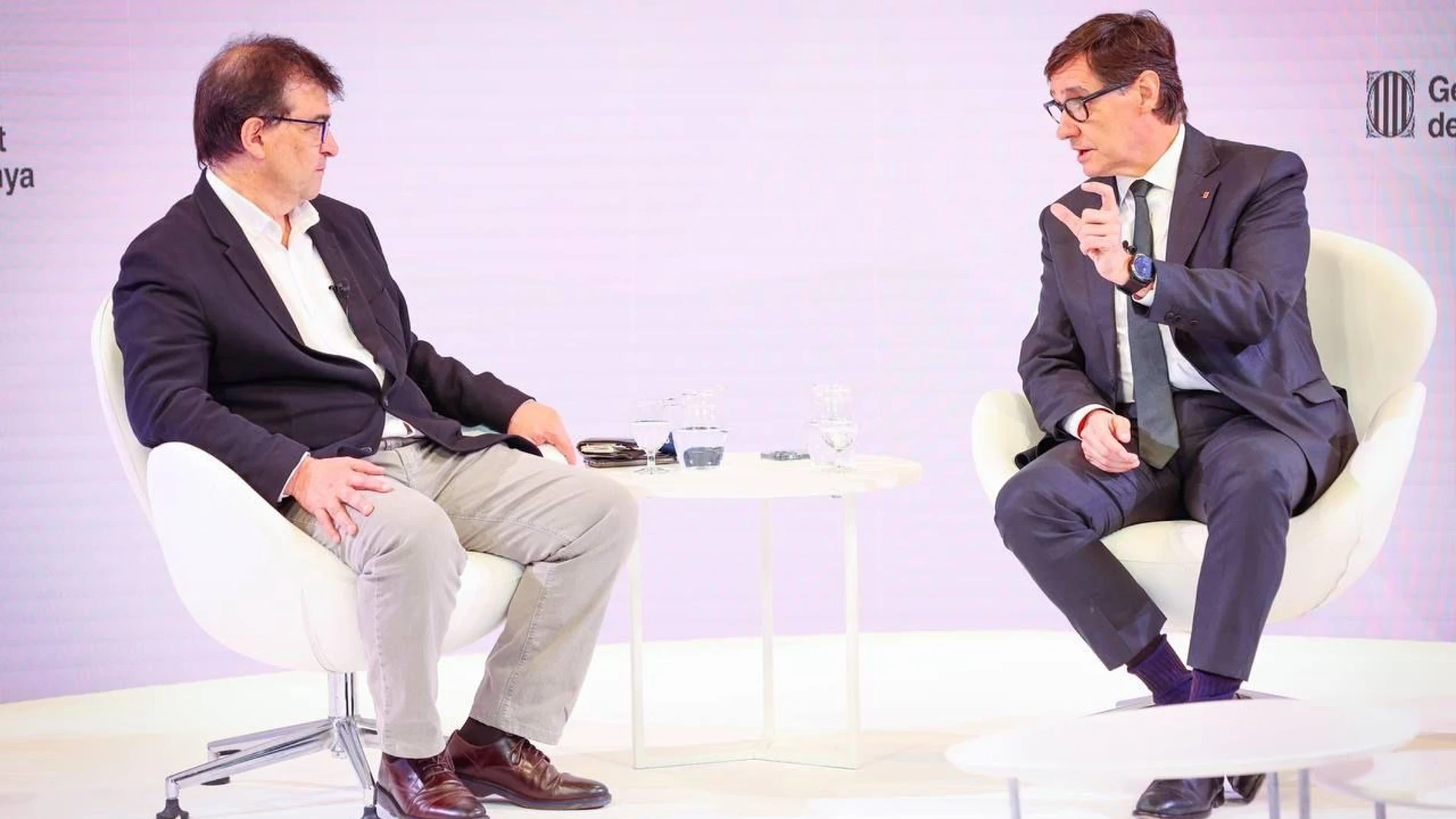 El presidente de la Generalitat, Salvador Illa, y el escritor Javier Cercas en un diálogo con motivo de la Diada de Sant Jordi REMITIDA / HANDOUT por Generalitat Valenciana Fotografía remitida a medios de comunicación exclusivamente para ilustrar la noticia a la que hace referencia la imagen, y citando la procedencia de la imagen en la firma 22/04/2025