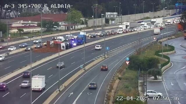 Valencia.- Sucesos.- Cortada la A3 por el vuelco de un camión en Quart de Poblet, con seis kilómetros de retención