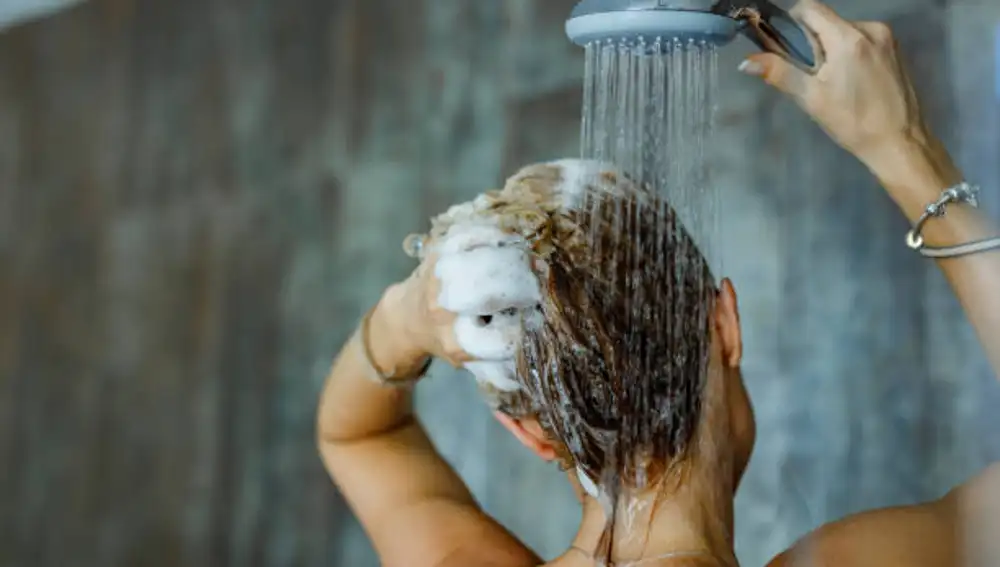 El síntoma temprano de demencia que puede advertirse en la ducha, según neurólogos