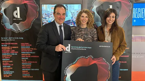 Los concejales de Cultura de Alicante y Elche, Antonio Peral e Irene Ruiz, y la coreógrafa Asun Noales, en el centro, en la presentación de Abril en danza