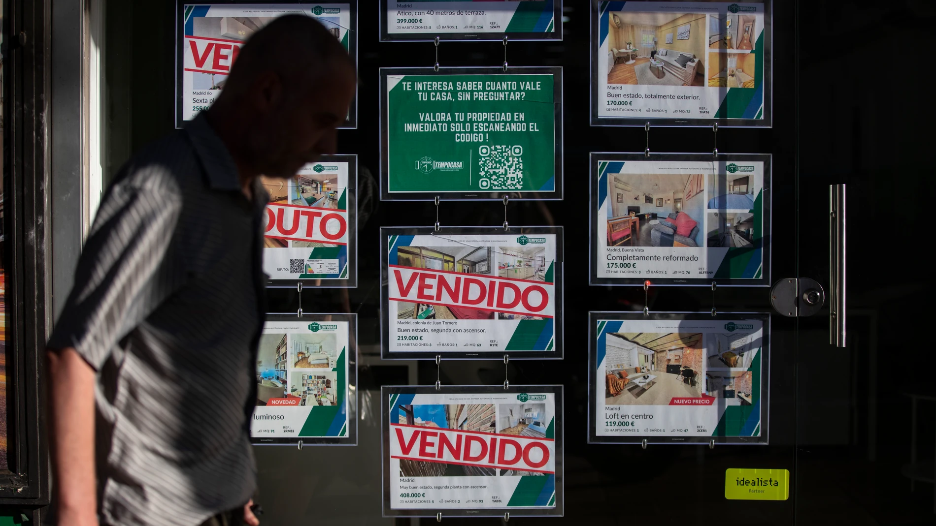 Imagen de una inmobiliaria con anuncios de pisos y casas con algunos carteles de vendido. © Jesús G. Feria.