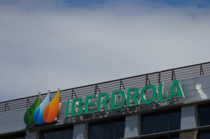 Fachada de la sede de Iberdrola, a 31 de marzo de 2023, en Madrid (España). Energías Renovables Ibermap, la 'joint venture' creada en 2021 por Mapfre e Iberdrola para coinvertir en energías limpia, ha alcanzado los 445 megavatios (MW) en cartera mediante la suma de 150 nuevos MW fotovoltaicos, lo que ha llevado a una modificación de su estructura accionarial. De esta forma, la cartera de la firma se compone de 295 MW eólicos y 150 MW fotovoltaicos. La 'joint venture' contempla la incorporación de más activos a futuro, según han explicado las compañías. 31 MARZO 2023;IBERDROLA;ENERGÍAS RENOVABLES Eduardo Parra / Europa Press 31/03/2023