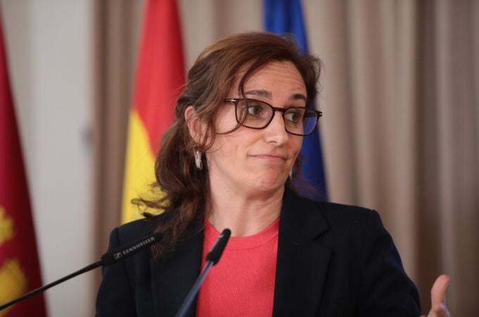 La ministra de Sanidad, Mónica García, durante una rueda de prensa tras el Consejo Interterritorial del Sistema Nacional de Salud (CISNS), en el Hotel Cigarral Santa María, a 4 de abril de 2025, en Toledo, Castilla y León (España). El Ministerio de Sanidad y las comunidades autónomas han acordado en el Consejo Interterritorial de Salud el Plan de Salud Mental 2025-2027, que estará dotado con 39 millones de euros. 04 ABRIL 2025;SALUD;CISNS;TOLEDO;SALUD MENTAL Juanma Jiménez / Europa Press 04/04/2025