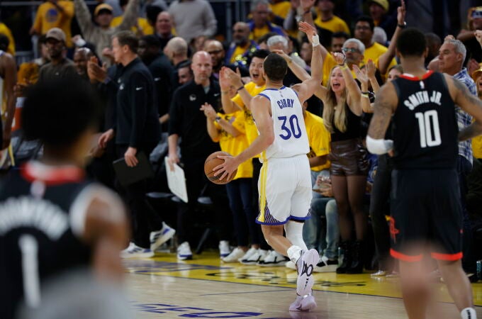 Stephen Curry lideró la victoria de los Warriors ante los Rockets en el tercer partido de la serie