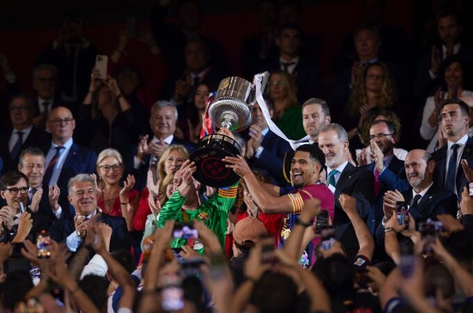 Ter Stegen y Araujo levantan el trofeo de campeones de la Copa del Rey
