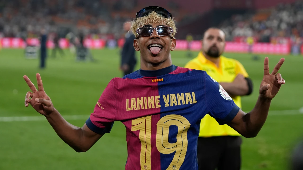 Lamine Yamal hace esto ante el Rey de España al recoger las medallas y Ansu Fati le avisa