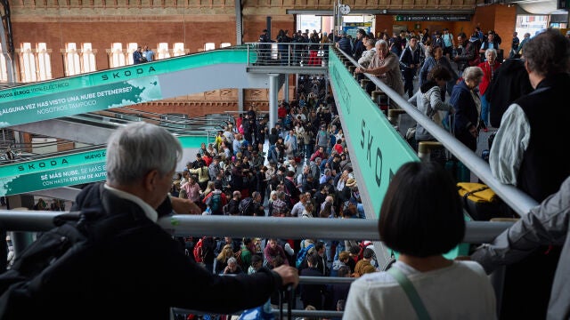 Día después de los cortes de luz y electricidad generalizada en toda España. Afectados en la estación de Atocha.. © Alberto R. Roldán / Diario La Razón. 29 05 2025