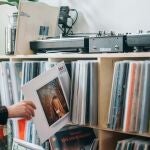 Cómo el streaming mató y resucitó al formato físico: por qué ser propietario de tu música todavía importa
