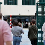 Los alumnos del colegio Rosa Serrano de Paiporta vuelven a su centro seis meses después