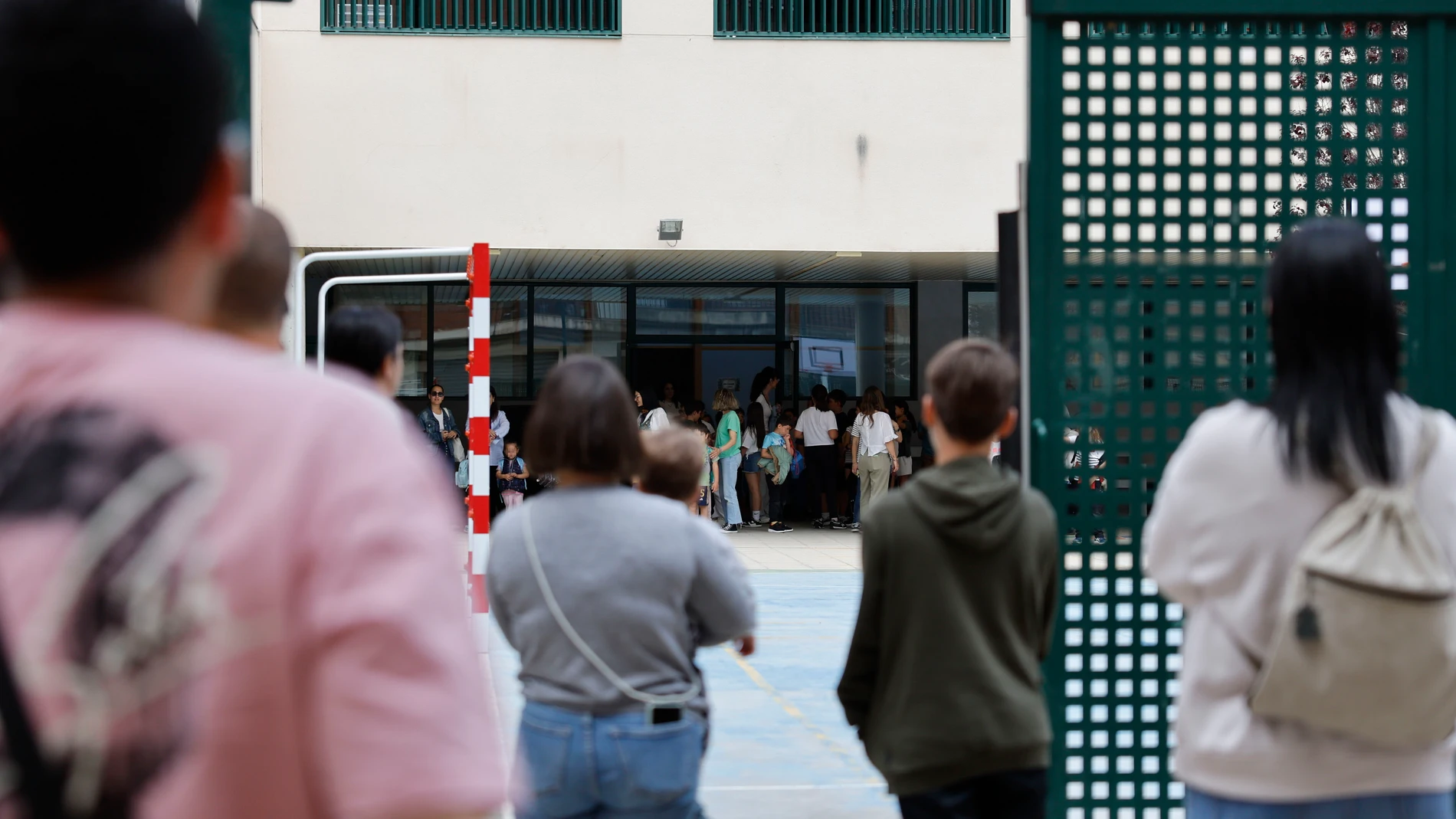 PAIPORTA (VALENCIA), 29/04/2025.- El alumnado del CEIP Rosa Serrano de Paiporta han regresado este martes a su centro escolar después de seis meses desde la dana de octubre y de haber sido acogidos en el CEIP Amparo Alabau de Alaquàs desde el pasado 5 de diciembre para seguir con la actividad lectiva. EFE/ Ana Escobar