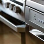 Ni vinagre ni bicarbonato: el truco definitivo para limpiar la suciedad incrustada en el horno sin esfuerzo