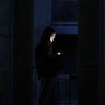 GRAFCAT7635. BARCELONA, 28/04/2025.- Un joven consulta su teléfono móvil en un balcón mientras gran parte de Barcelona continúa sin luz debido al corte de suministro eléctrico que afecta este lunes a España y que ha dejado sin servicio el metro y el tranvia de Barcelona y todas las líneas de ferrocarril en Barcelona, y sin red de teléfonos móviles ni internet. EFE/Alberto Estévez