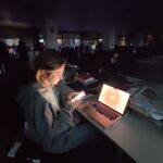 Gente trabajando durante el apagón generalizado en toda España