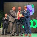 Conrado Íscar y Jesús Julio Carnero entregan uno de los premios a Carlos Moro
