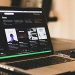 Spotify ejecutándose en un ordenador portátil