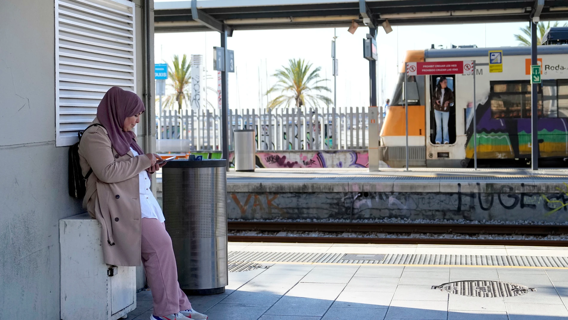 GRAFCAT7661. EL MASNOU (BARCELONA), 29/04/2025.- Una mujer en la estación de El Masnou (Barcelona) después de que Renfe haya anunciado que servicio ferroviario de Rodalies en Cataluña se encuentra suspendido debido a la inestabilidad de la tensión en la red eléctrica para garantizar la circulación de los trenes. EFE/Enric Fontcuberta