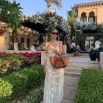 Influencer con look de crochet.