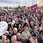 Asociaciones de víctimas de la dana y movimientos sociales celebran una concentración frente a una de las sedes del congreso del PP Europeo
