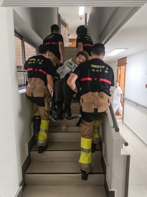 Bomberos de León transportan a una mujer dependiente