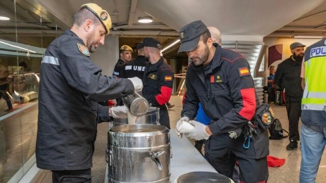 Miembros de la UME y del Ejército de Tierra durante el apagón. 