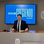 El alcalde de Alicante, Luis Barcala, ha hecho balance hoy en rueda de prensa de la jornada de apagón de ayer lunes