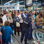 Un agente de Policía, orientandoa pasajeros en Atocha