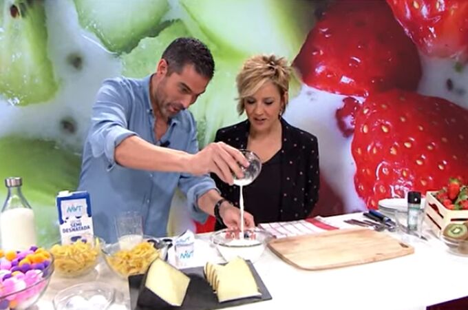 Pablo Ojeda, nutricionista, junto a Cristina Pardo en el programa 'Más Vale Tarde'.