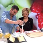 Pablo Ojeda, nutricionista, junto a Cristina Pardo en el programa 'Más Vale Tarde'.