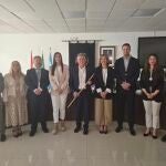 Mario Jiménez sostiene el bastón de mando como nuevo alcalde de Manilva gracias a la moción de censura presentada por los cinco ediles de su grupo, Compromiso Manilva, y los cuatro exediles de IU del grupo Por Andalucía Manilva.