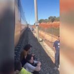 Pasajeros de un tren con destino a Madrid, en medio de las vías