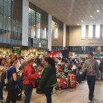 Aglomeraciones en el interior de la estación de tren de Santa Justa, en Sevilla