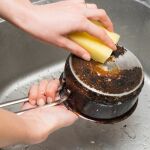 Adiós al estropajo: este es el utensilio de cocina que debes usar para limpiar el fondo de las ollas pegadas