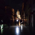Vista de la céntrica calle Larios de Málaga, una de las más reconocidas de España, a oscuras durante la noche del lunes durante el apagón eléctrico