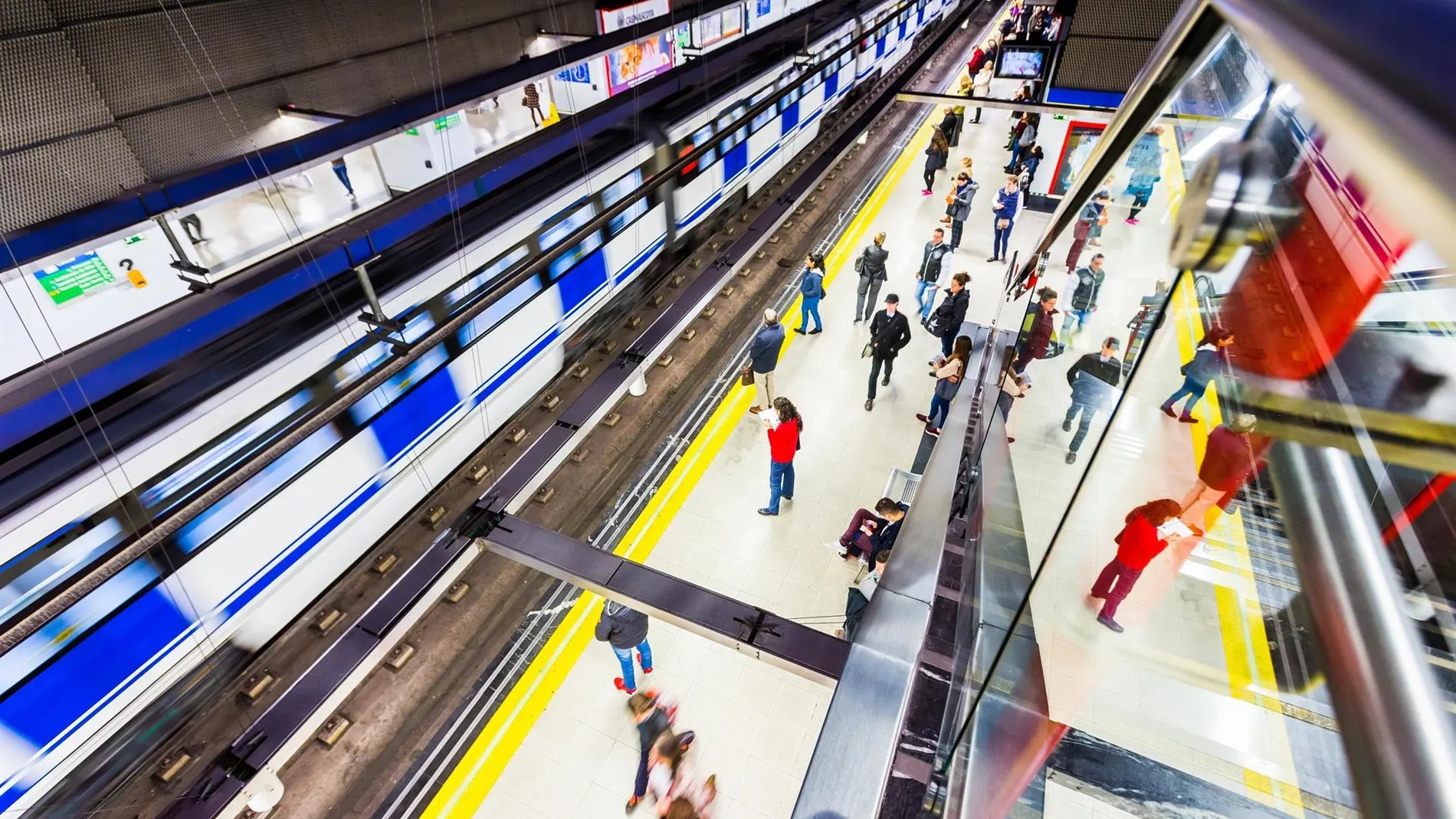 MADRID.-Apagón.- 230 trenes de Metro parados, 44 de ellos en túneles, y 150.000 viajeros desalojados durante el apagón