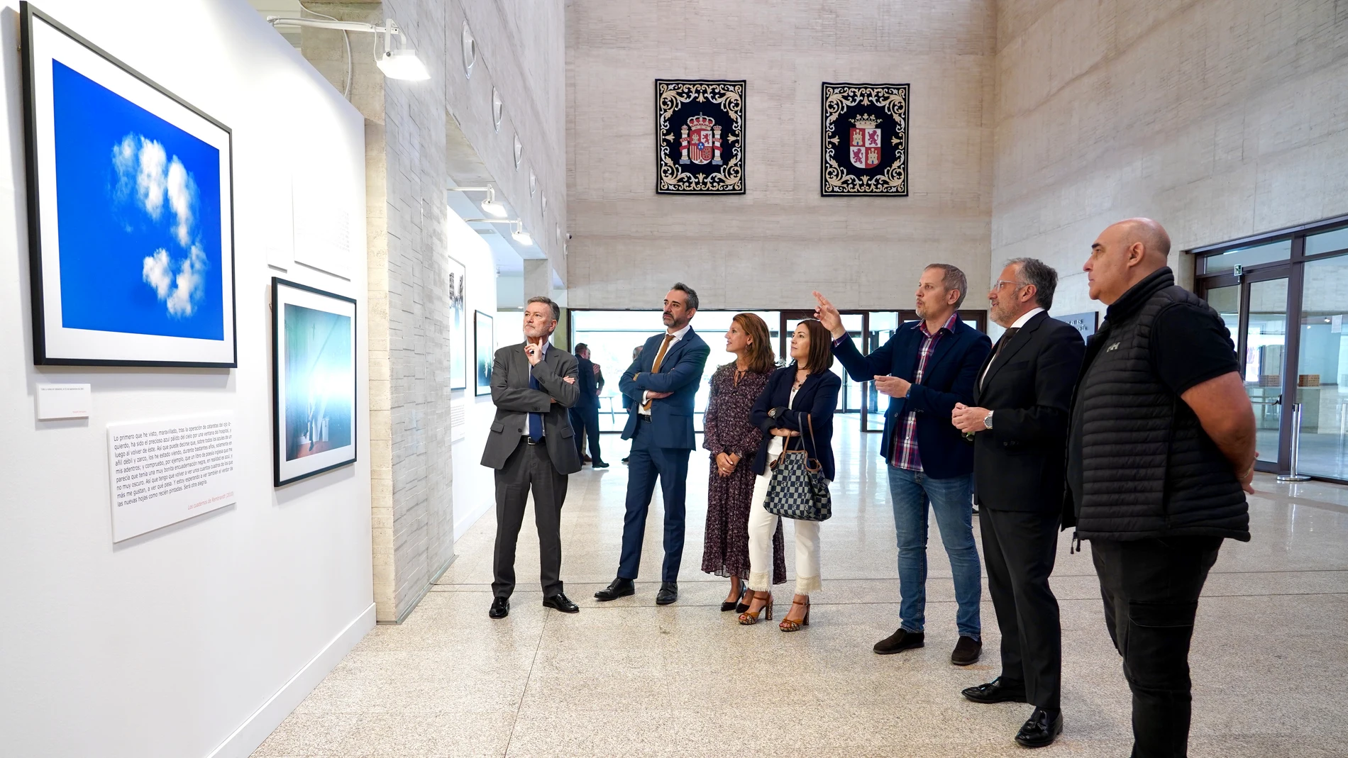 César Combarros y Eduardo Margareto explican los entresijos de las exposición a Carlos Pollán, Francisco Vázquez, David Hierro y Fátima Pinacho,