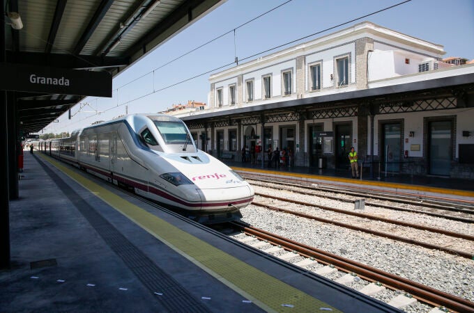 Un tren AVE por Granada