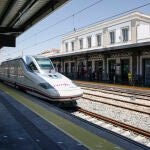 Unos 200 pasajeros del AVE hacen noche en el pabellón Íllora (Granada)