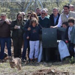 El consejero Suárez-Quiñones durante la suelta de dos nuevos ejemplares de lince en el Cerrato palentino
