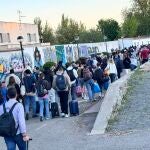 Viajeros de un tren afectado por el apagón en Malagón