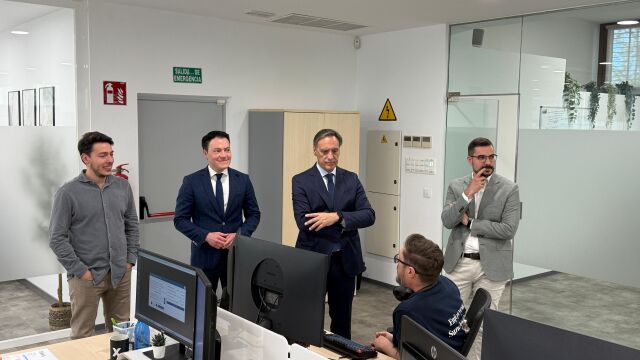 El alcalde de Salamanca, Carlos García Carbayo, visita Xoborg Technologies