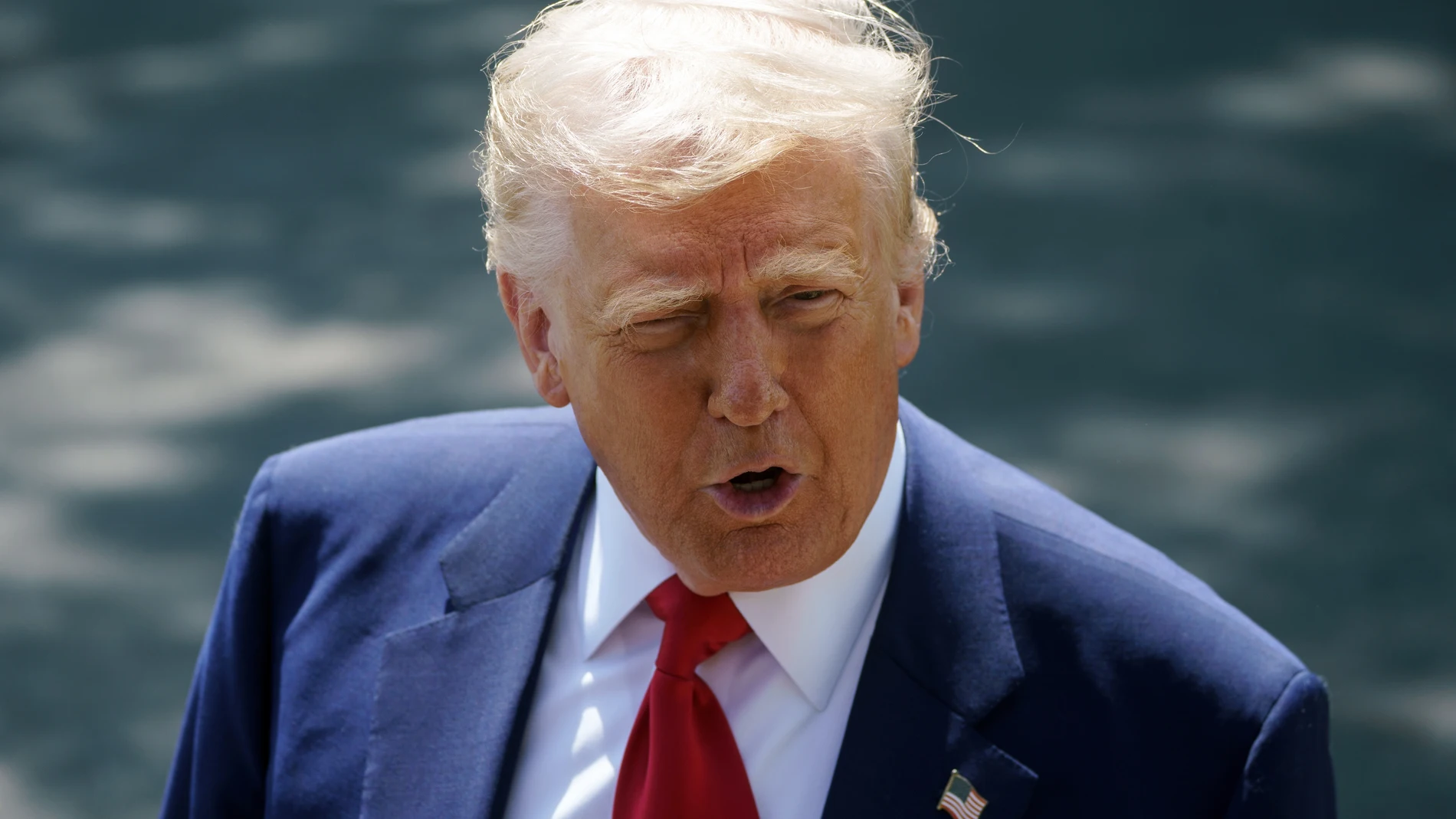 Washington (United States), 29/04/2025.- US President Donald Trump speaks to the media on the South Lawn of the White House before departing to Michigan, in Washington, DC, USA, 29 April 2025. President Trump is due to host a rally in Michigan to mark 100 days since the start of his second term. EFE/EPA/WILL OLIVER