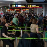 Pasajeros en el Aeropuerto de Madrid-Barajas el día del apagón en la Península Ibérica. David Jar