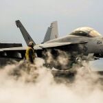Un F/A-18 Super Hornet cae por la borda del USS Harry S. Truman durante maniobras en el Mar Rojo